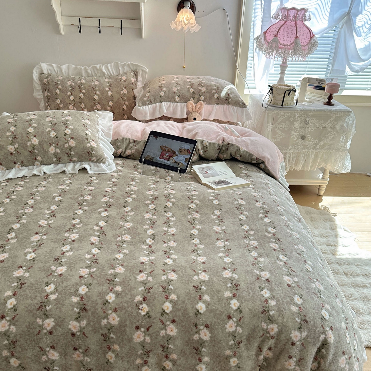 91家纺网 家纺一手货源 找家纺 六巷胡同 2025新款韩式博主风花边款小碎花A类牛奶绒四件套 花边晚樱落海