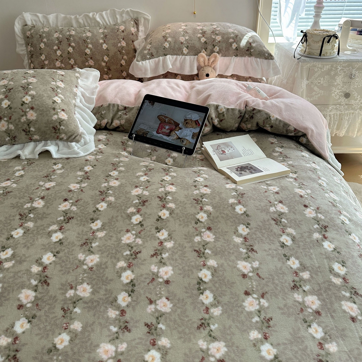 91家纺网 家纺一手货源 找家纺 六巷胡同 2025新款韩式博主风花边款小碎花A类牛奶绒四件套 花边晚樱落海