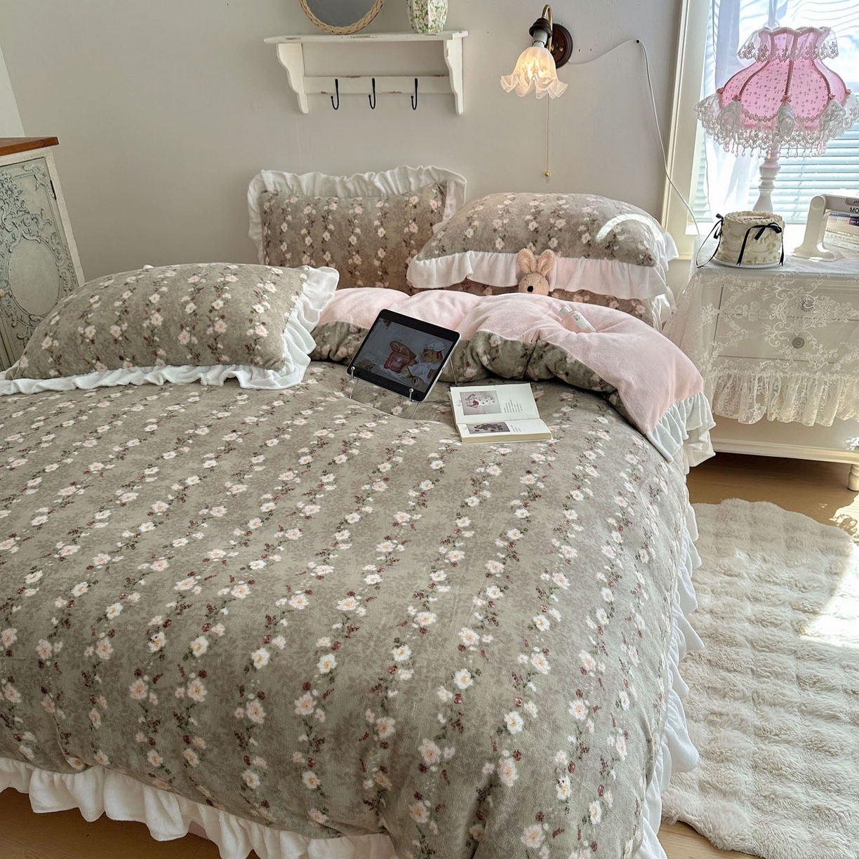 91家纺网 家纺一手货源 找家纺 六巷胡同 2025新款韩式博主风花边款小碎花A类牛奶绒四件套 花边晚樱落海