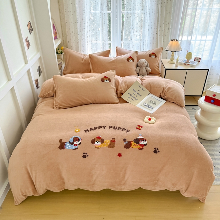 91家纺网 家纺一手货源 找家纺 恋佳居 2025新款卡通毛巾绣牛奶绒绣花四件套 音乐派对