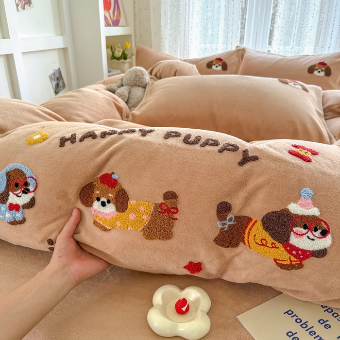 91家纺网 家纺一手货源 找家纺 恋佳居 2025新款卡通毛巾绣牛奶绒绣花四件套 音乐派对