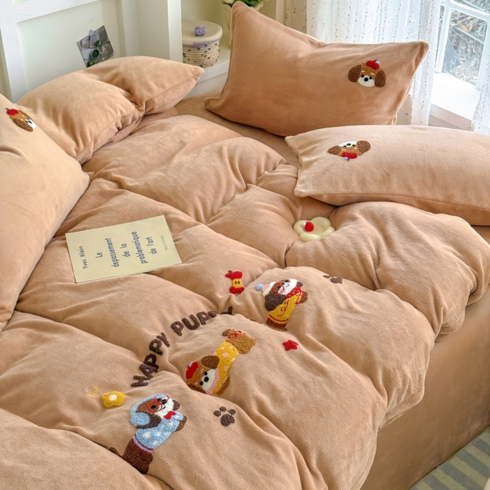 91家纺网 家纺一手货源 找家纺 恋佳居 2025新款卡通毛巾绣牛奶绒绣花四件套 音乐派对