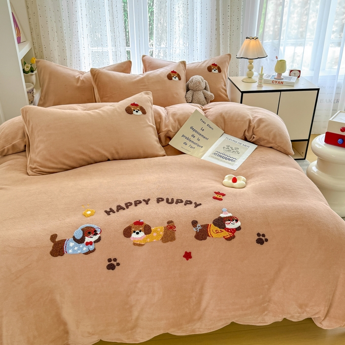 91家纺网 家纺一手货源 找家纺 恋佳居 2025新款卡通毛巾绣牛奶绒绣花四件套 音乐派对