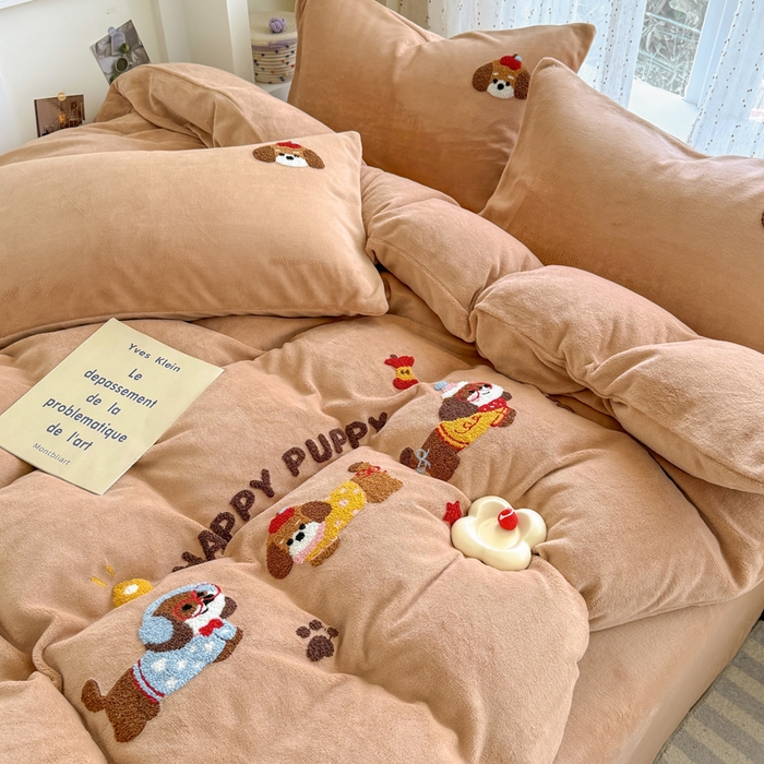 91家纺网 家纺一手货源 找家纺 恋佳居 2025新款卡通毛巾绣牛奶绒绣花四件套 音乐派对