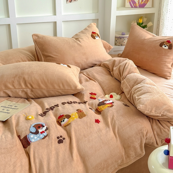 91家纺网 家纺一手货源 找家纺 恋佳居 2025新款卡通毛巾绣牛奶绒绣花四件套 音乐派对