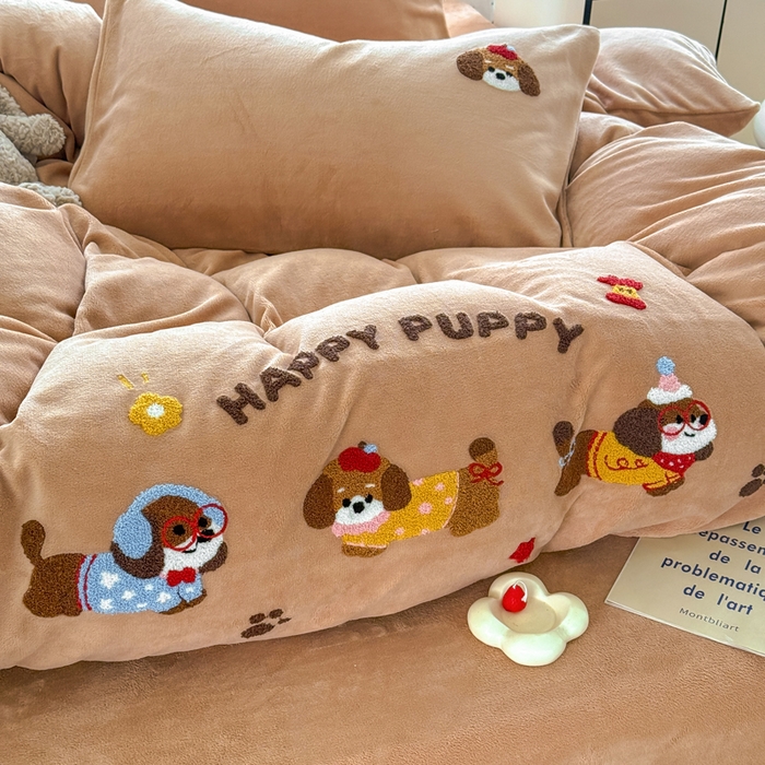 91家纺网 家纺一手货源 找家纺 恋佳居 2025新款卡通毛巾绣牛奶绒绣花四件套 音乐派对