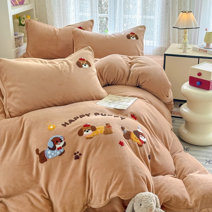 91家纺网 家纺一手货源 找家纺 恋佳居 2025新款卡通毛巾绣牛奶绒绣花四件套 音乐派对