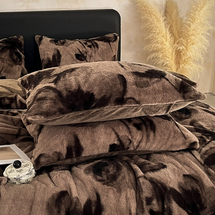 91家纺网 家纺一手货源 找家纺 铠畅家纺 2025新款美拉德风格兔毛绒床单四件套 美拉德-美幻