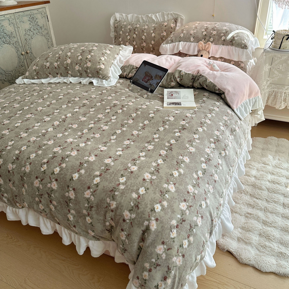 91家纺网 家纺一手货源 找家纺 六巷胡同 2025新款韩式博主风花边款小碎花A类牛奶绒四件套 花边晚樱落海