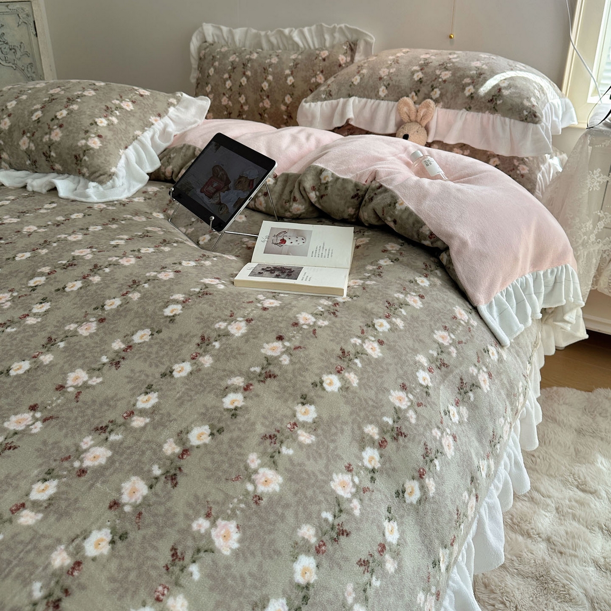 91家纺网 家纺一手货源 找家纺 六巷胡同 2025新款韩式博主风花边款小碎花A类牛奶绒四件套 花边晚樱落海