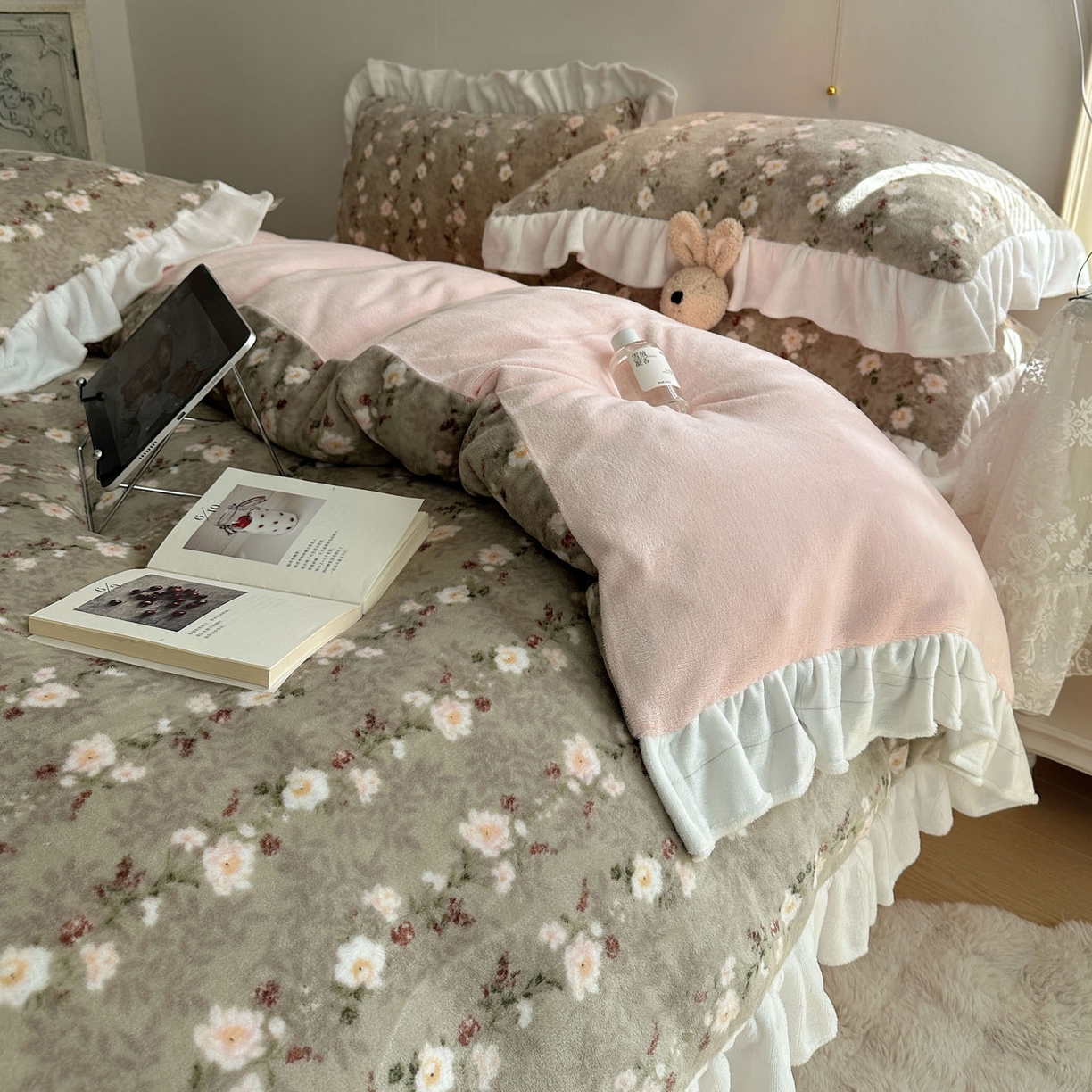 91家纺网 家纺一手货源 找家纺 六巷胡同 2025新款韩式博主风花边款小碎花A类牛奶绒四件套 花边晚樱落海