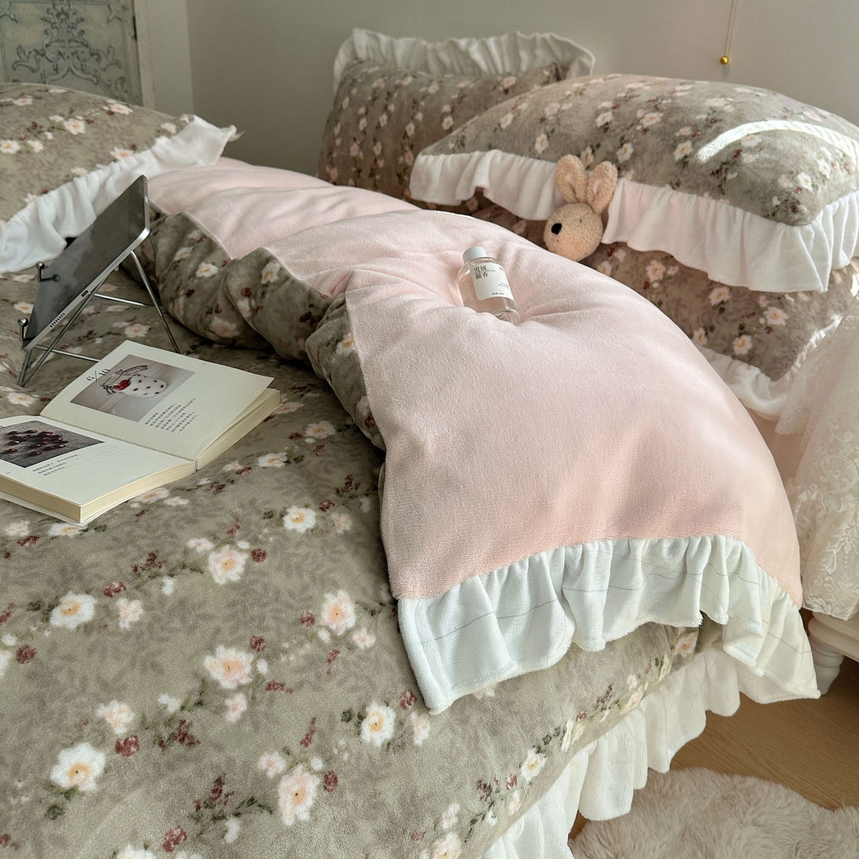 91家纺网 家纺一手货源 找家纺 六巷胡同 2025新款韩式博主风花边款小碎花A类牛奶绒四件套 花边晚樱落海