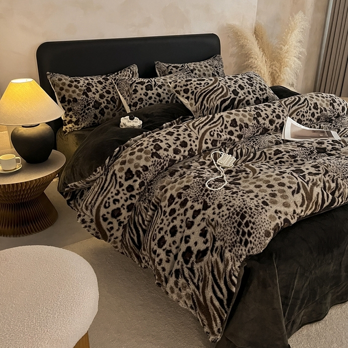 91家纺网 家纺一手货源 找家纺 铠畅家纺 2025新款美拉德风格兔毛绒床单四件套 美拉德-魅影豹纹