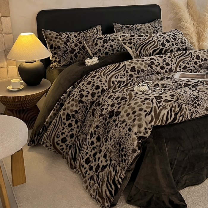 91家纺网 家纺一手货源 找家纺 铠畅家纺 2025新款美拉德风格兔毛绒床单四件套 美拉德-魅影豹纹