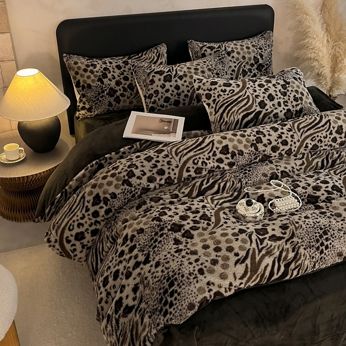 91家纺网 家纺一手货源 找家纺 铠畅家纺 2025新款美拉德风格兔毛绒床单四件套 美拉德-魅影豹纹