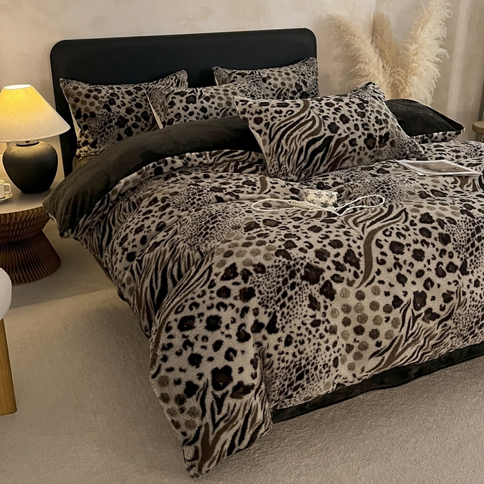 91家纺网 家纺一手货源 找家纺 铠畅家纺 2025新款美拉德风格兔毛绒床单四件套 美拉德-魅影豹纹