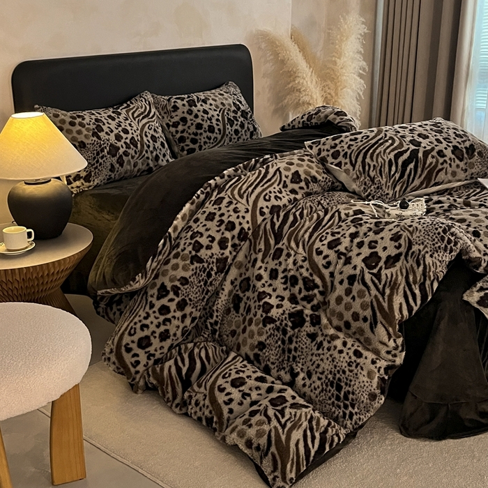 91家纺网 家纺一手货源 找家纺 铠畅家纺 2025新款美拉德风格兔毛绒床单四件套 美拉德-魅影豹纹