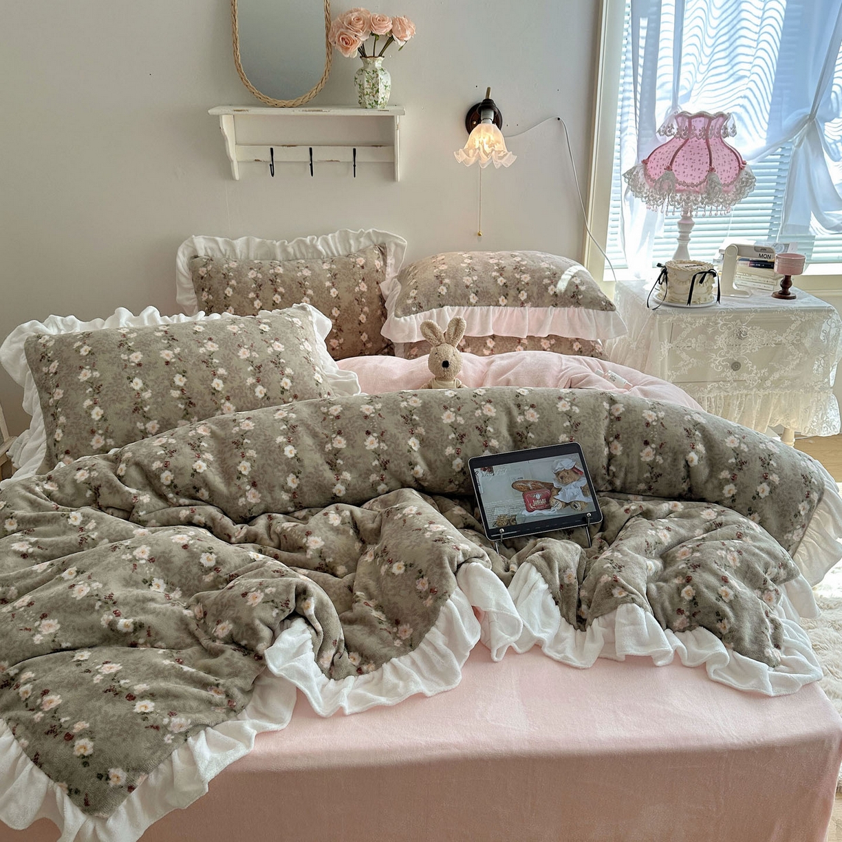 91家纺网 家纺一手货源 找家纺 六巷胡同 2025新款韩式博主风花边款小碎花A类牛奶绒四件套 花边晚樱落海