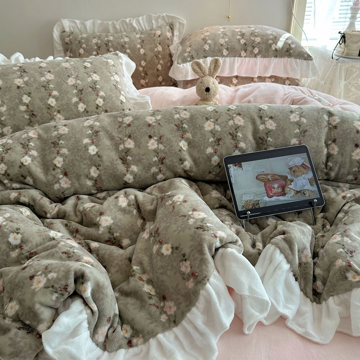 91家纺网 家纺一手货源 找家纺 六巷胡同 2025新款韩式博主风花边款小碎花A类牛奶绒四件套 花边晚樱落海