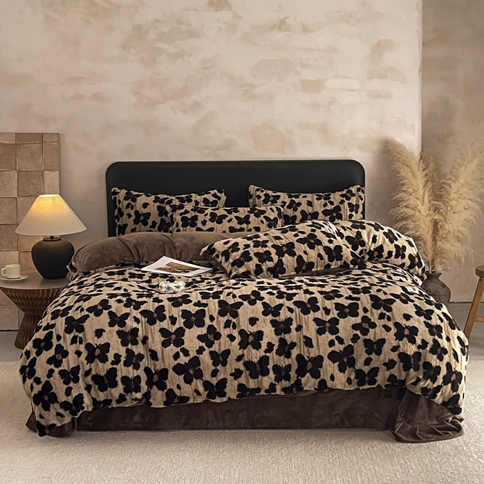 91家纺网 家纺一手货源 找家纺 铠畅家纺 2025新款美拉德风格兔毛绒床单四件套 美拉德-梦蝶咖