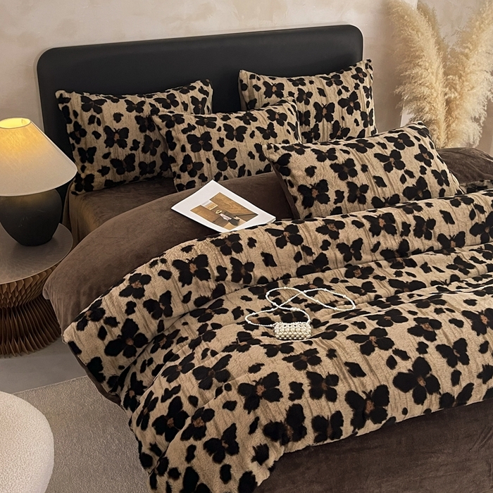 91家纺网 家纺一手货源 找家纺 铠畅家纺 2025新款美拉德风格兔毛绒床单四件套 美拉德-梦蝶咖