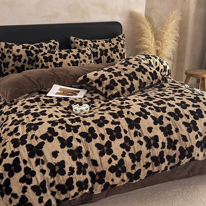 91家纺网 家纺一手货源 找家纺 铠畅家纺 2025新款美拉德风格兔毛绒床单四件套 美拉德-梦蝶咖