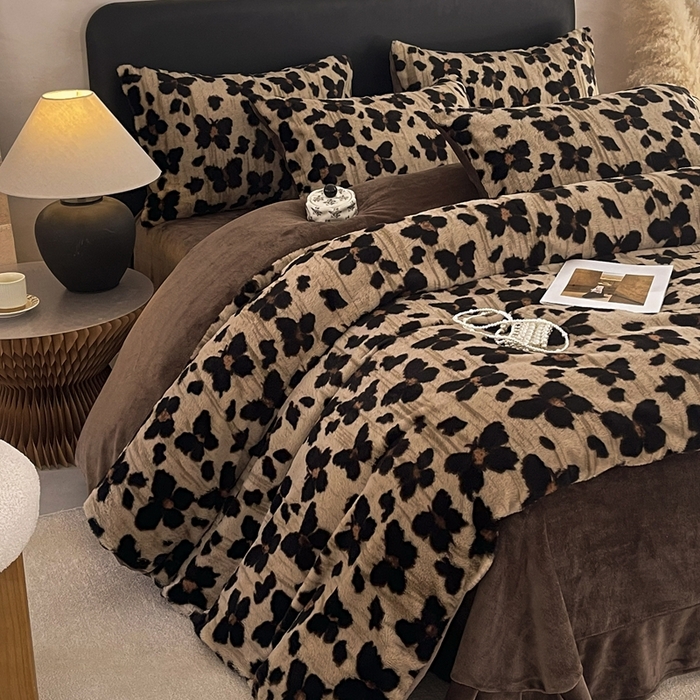 91家纺网 家纺一手货源 找家纺 铠畅家纺 2025新款美拉德风格兔毛绒床单四件套 美拉德-梦蝶咖