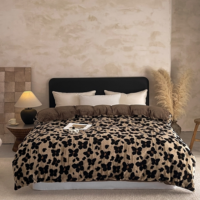 91家纺网 家纺一手货源 找家纺 铠畅家纺 2025新款美拉德风格兔毛绒床单四件套 美拉德-梦蝶咖