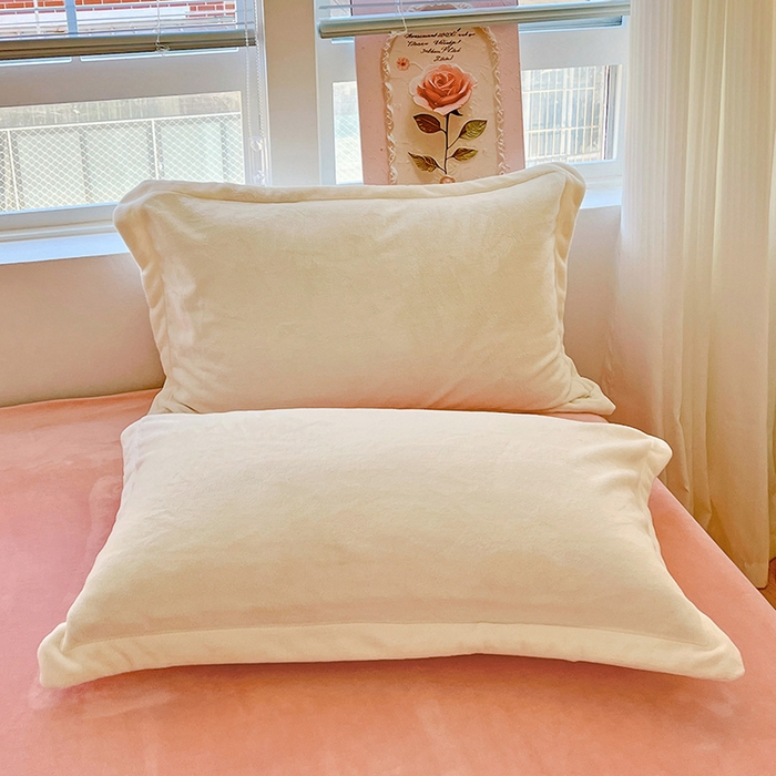 富馨莱 2025新款纯色240克牛奶绒全消光枕套 奶昔白