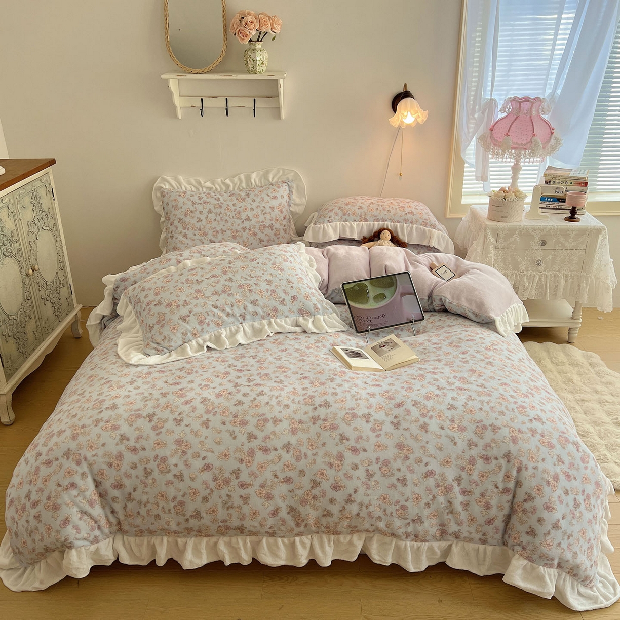 91家纺网 家纺一手货源 找家纺 六巷胡同 2025新款韩式博主风花边款小碎花A类牛奶绒四件套 花边鸢尾浅梦