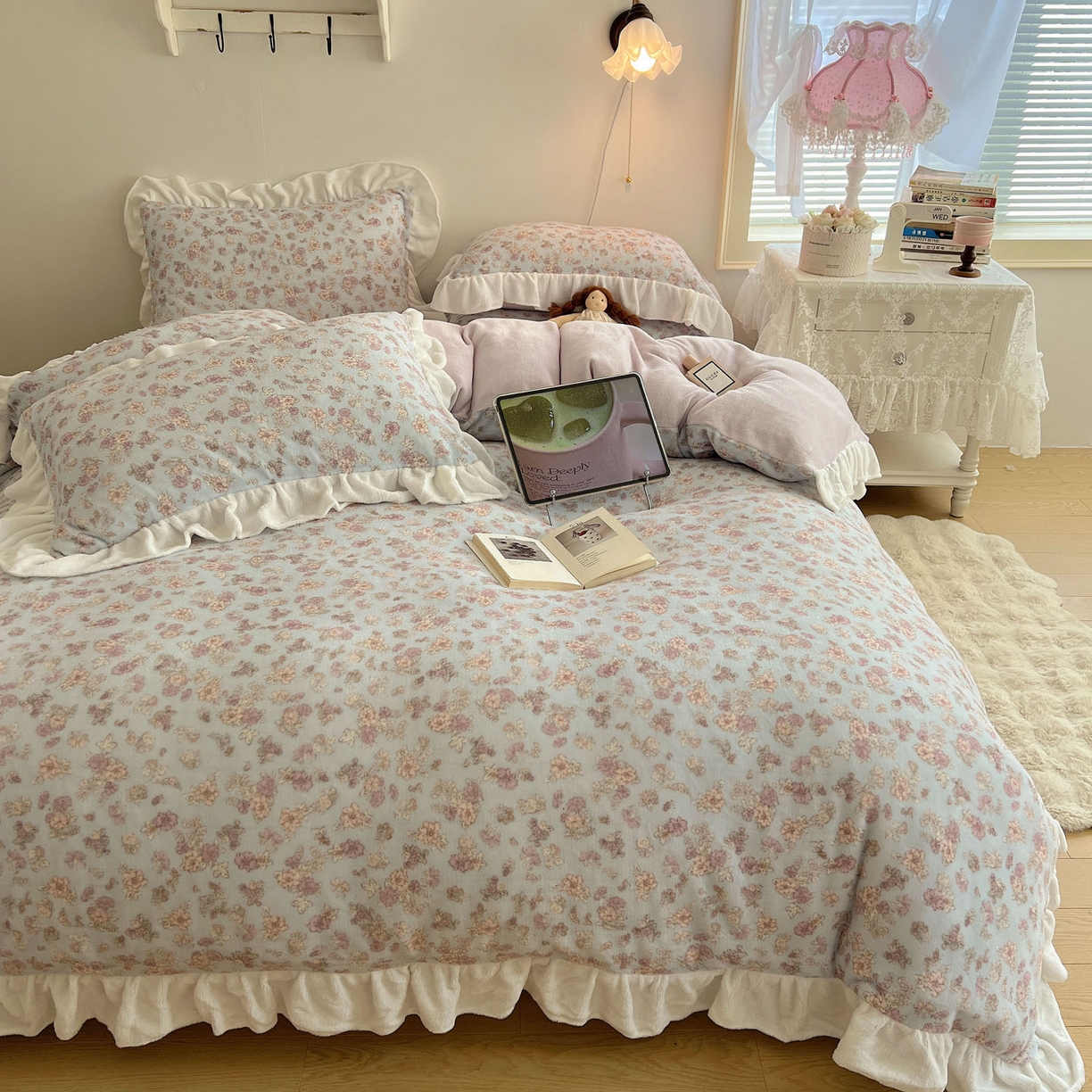 91家纺网 家纺一手货源 找家纺 六巷胡同 2025新款韩式博主风花边款小碎花A类牛奶绒四件套 花边鸢尾浅梦