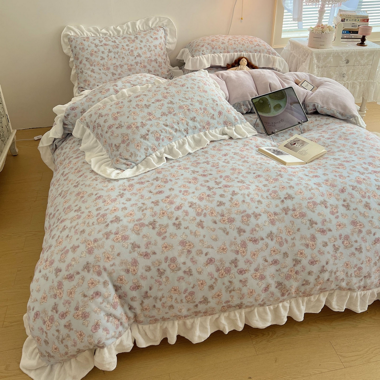 91家纺网 家纺一手货源 找家纺 六巷胡同 2025新款韩式博主风花边款小碎花A类牛奶绒四件套 花边鸢尾浅梦