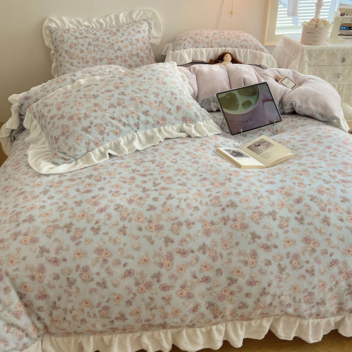 91家纺网 家纺一手货源 找家纺 六巷胡同 2025新款韩式博主风花边款小碎花A类牛奶绒四件套 花边鸢尾浅梦