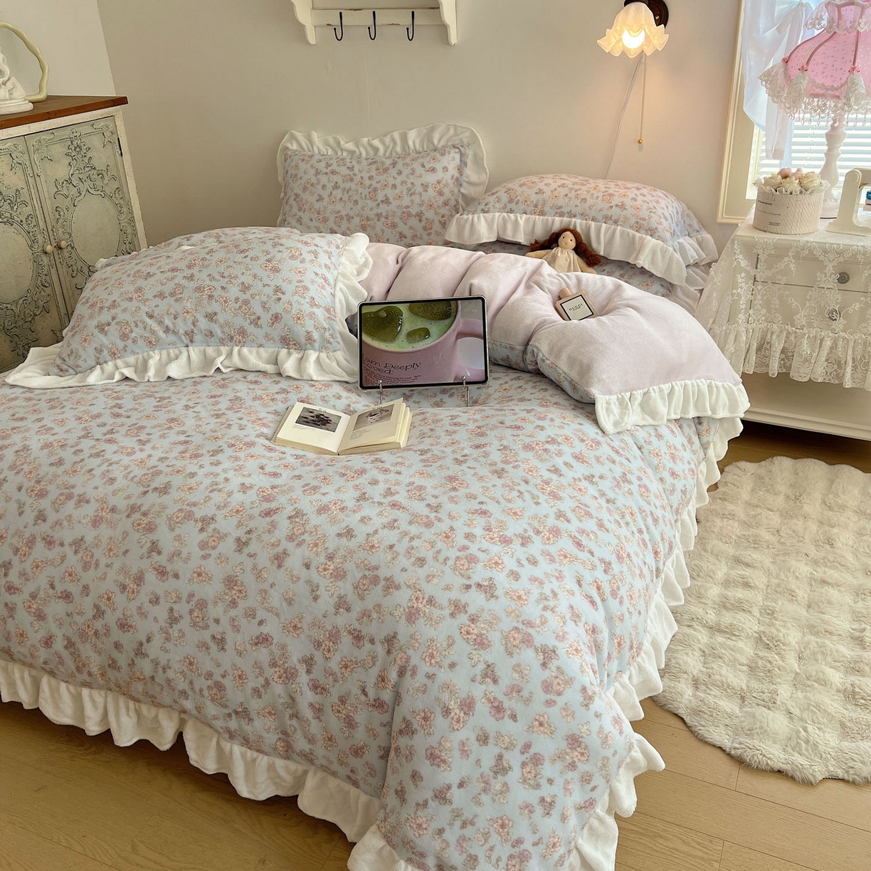 91家纺网 家纺一手货源 找家纺 六巷胡同 2025新款韩式博主风花边款小碎花A类牛奶绒四件套 花边鸢尾浅梦