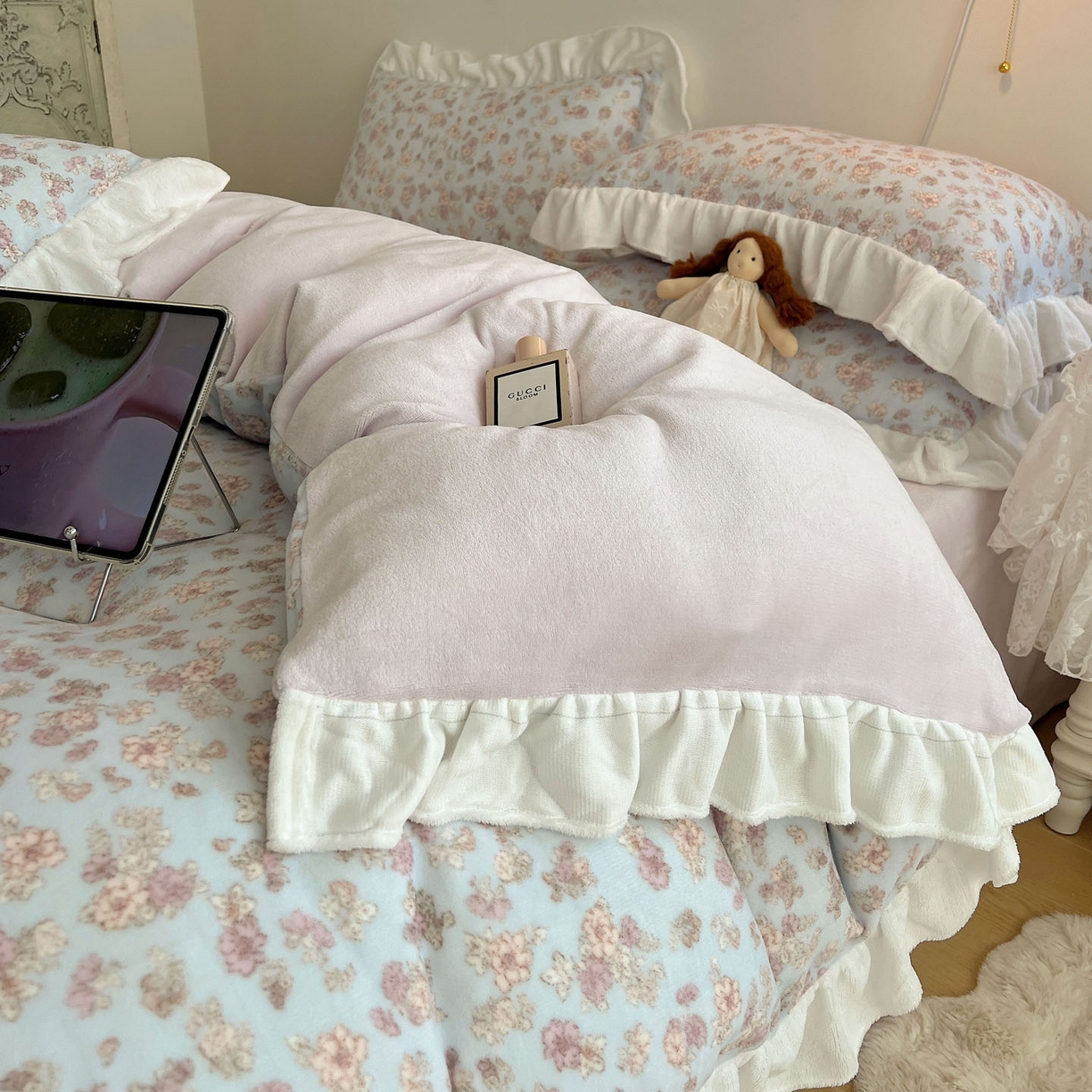 91家纺网 家纺一手货源 找家纺 六巷胡同 2025新款韩式博主风花边款小碎花A类牛奶绒四件套 花边鸢尾浅梦