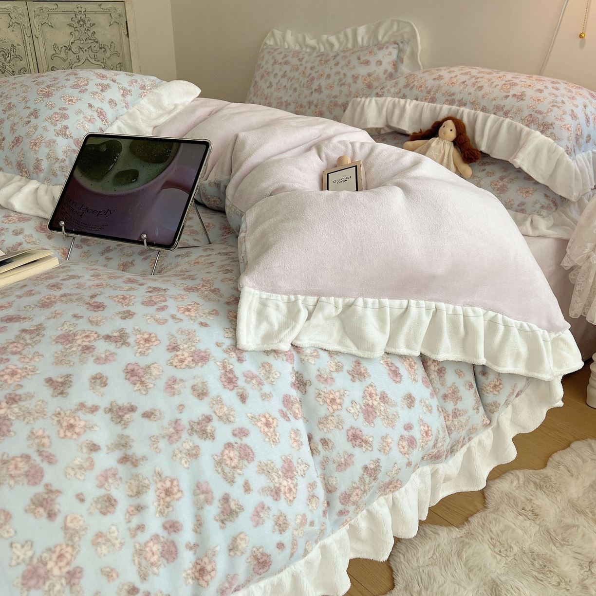 91家纺网 家纺一手货源 找家纺 六巷胡同 2025新款韩式博主风花边款小碎花A类牛奶绒四件套 花边鸢尾浅梦