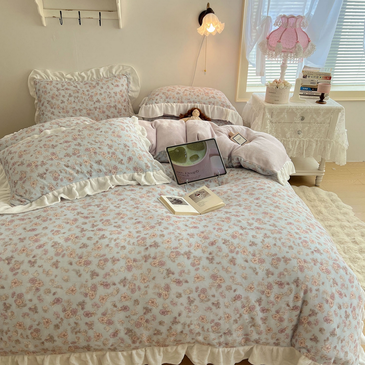 91家纺网 家纺一手货源 找家纺 六巷胡同 2025新款韩式博主风花边款小碎花A类牛奶绒四件套 花边鸢尾浅梦