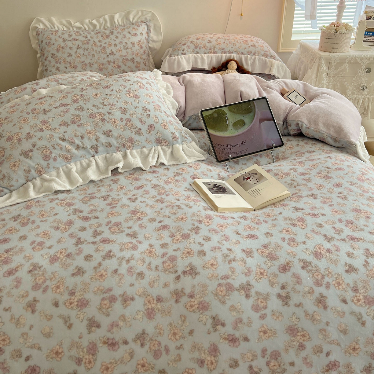 91家纺网 家纺一手货源 找家纺 六巷胡同 2025新款韩式博主风花边款小碎花A类牛奶绒四件套 花边鸢尾浅梦