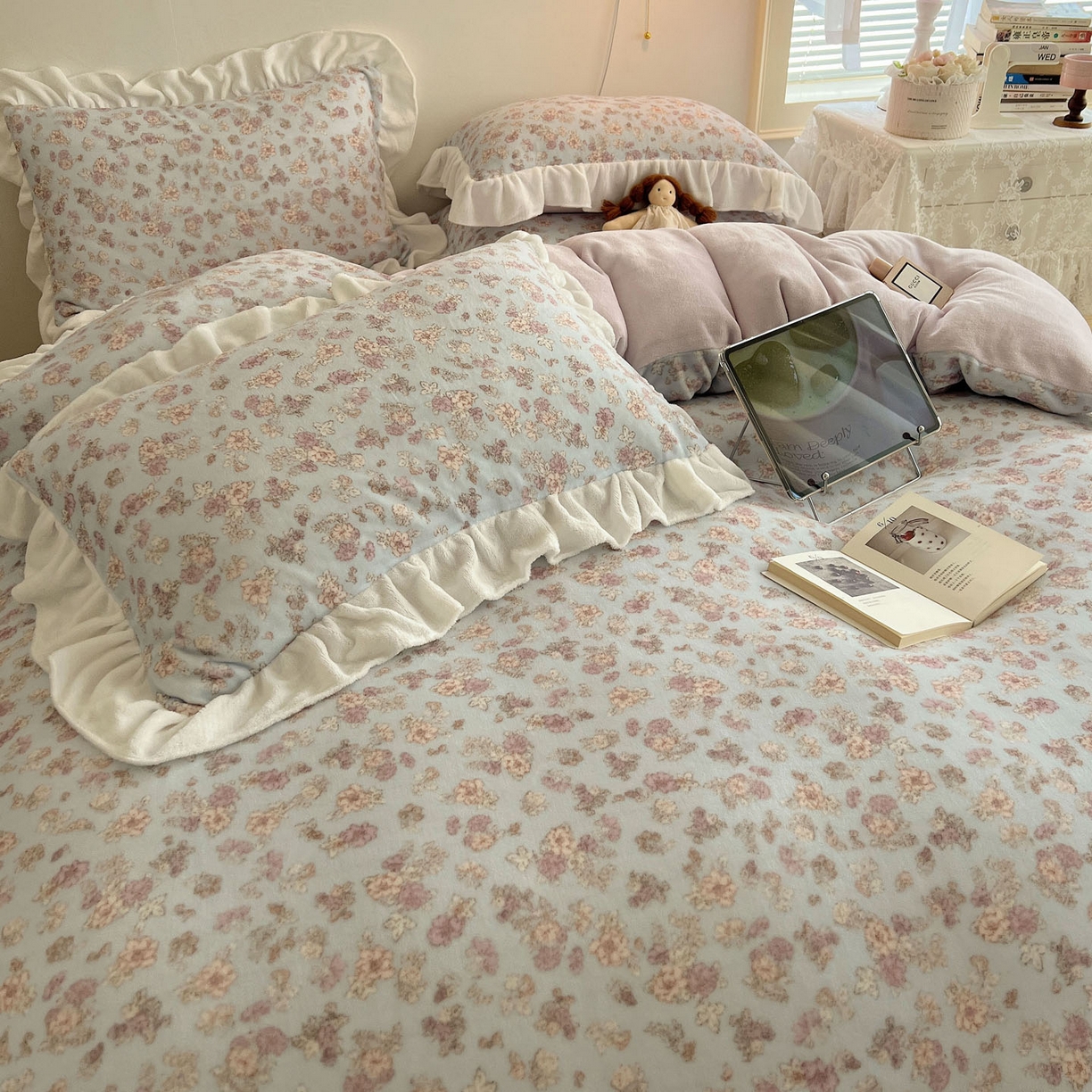 91家纺网 家纺一手货源 找家纺 六巷胡同 2025新款韩式博主风花边款小碎花A类牛奶绒四件套 花边鸢尾浅梦