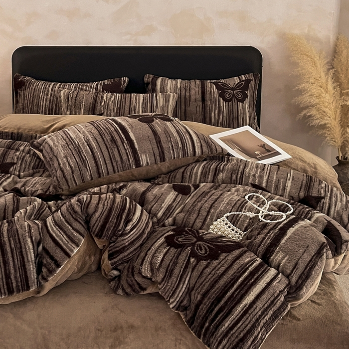 91家纺网 家纺一手货源 找家纺 铠畅家纺 2025新款美拉德风格兔毛绒床单四件套 美拉德-羽蝶