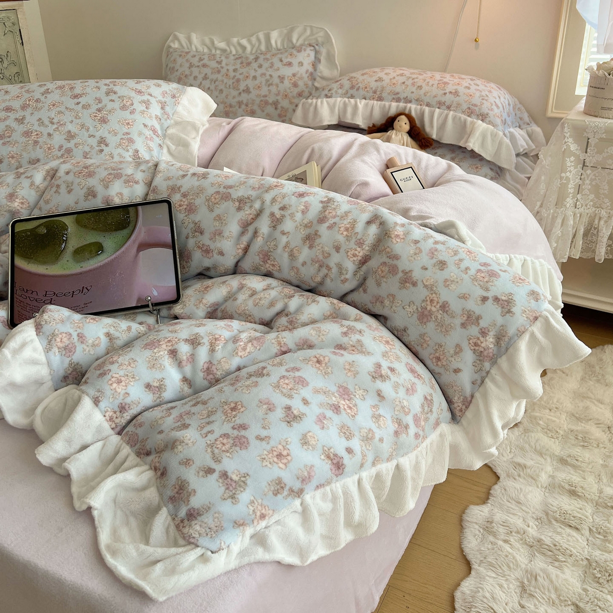 91家纺网 家纺一手货源 找家纺 六巷胡同 2025新款韩式博主风花边款小碎花A类牛奶绒四件套 花边鸢尾浅梦