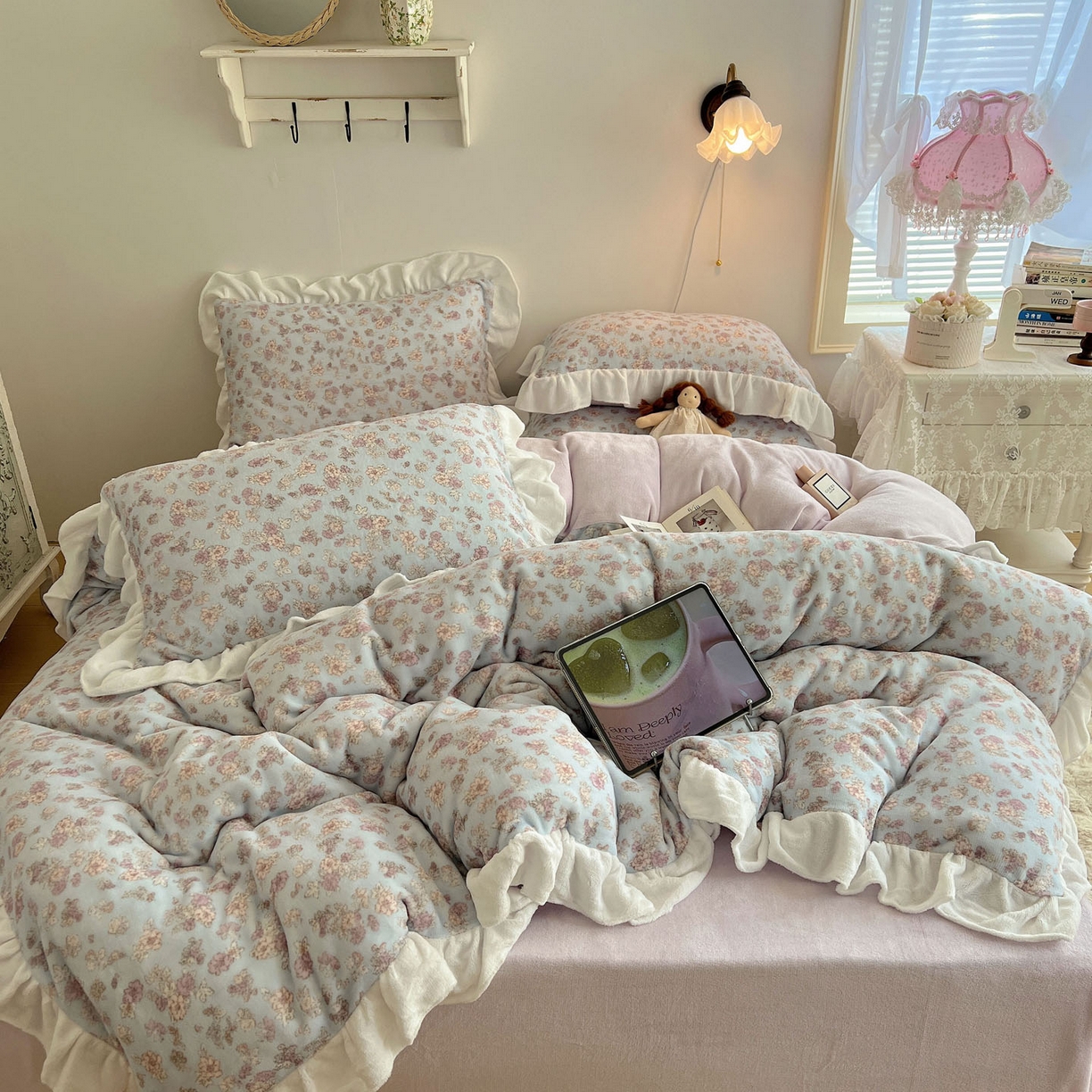 91家纺网 家纺一手货源 找家纺 六巷胡同 2025新款韩式博主风花边款小碎花A类牛奶绒四件套 花边鸢尾浅梦