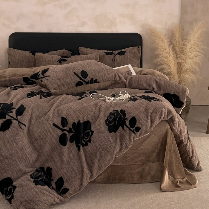 91家纺网 家纺一手货源 找家纺 铠畅家纺 2025新款美拉德风格兔毛绒床单四件套 美拉德-绽放咖