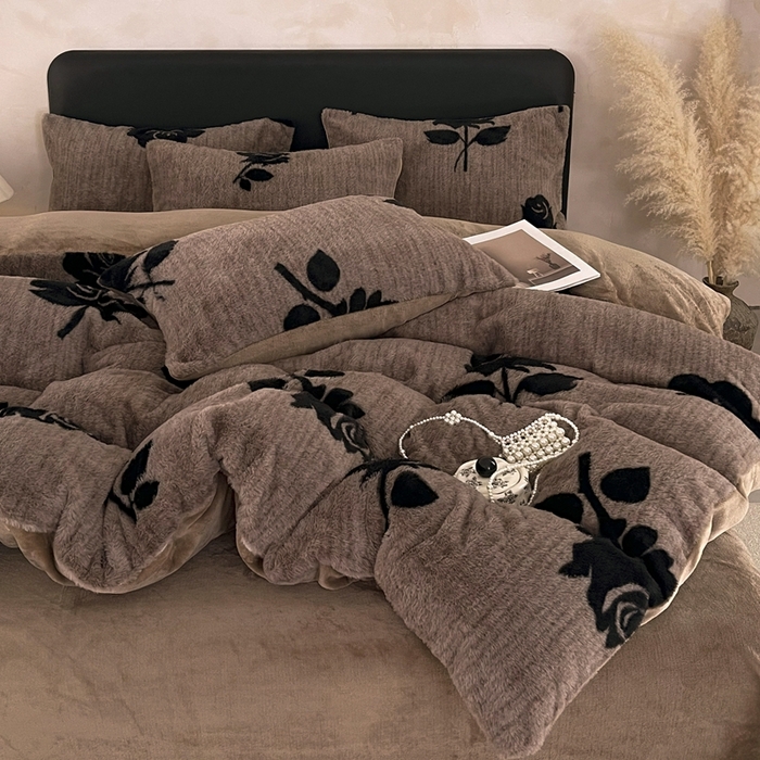 91家纺网 家纺一手货源 找家纺 铠畅家纺 2025新款美拉德风格兔毛绒床单四件套 美拉德-绽放咖