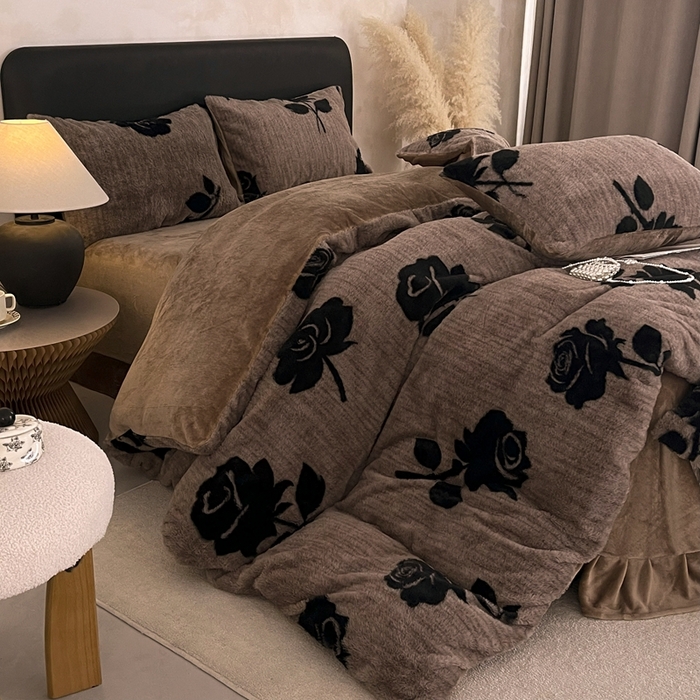 91家纺网 家纺一手货源 找家纺 铠畅家纺 2025新款美拉德风格兔毛绒床单四件套 美拉德-绽放咖