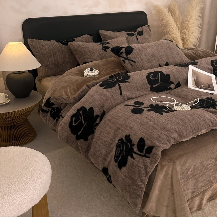 91家纺网 家纺一手货源 找家纺 铠畅家纺 2025新款美拉德风格兔毛绒床单四件套 美拉德-绽放咖