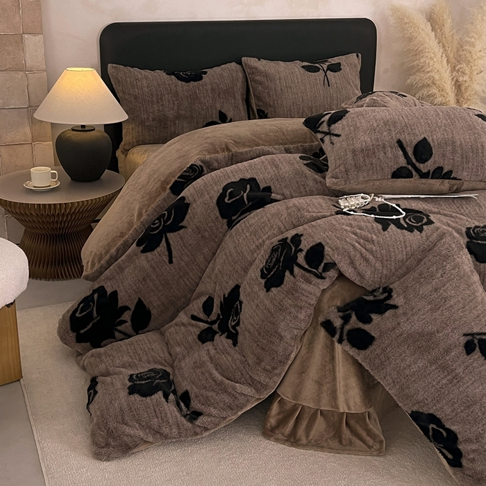 91家纺网 家纺一手货源 找家纺 铠畅家纺 2025新款美拉德风格兔毛绒床单四件套 美拉德-绽放咖