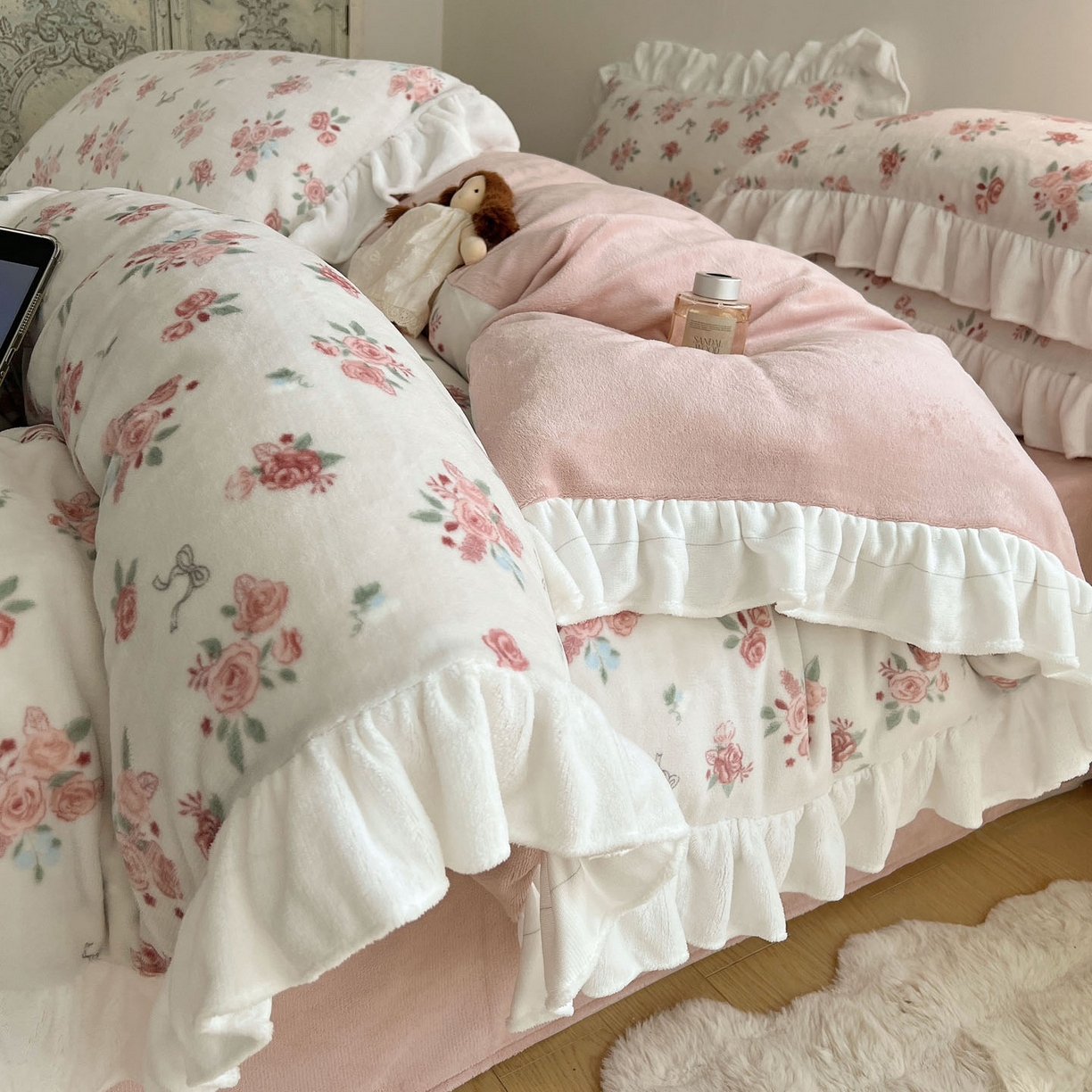 91家纺网 家纺一手货源 找家纺 六巷胡同 2025新款韩式博主风花边款小碎花A类牛奶绒四件套 花边云屿桃记