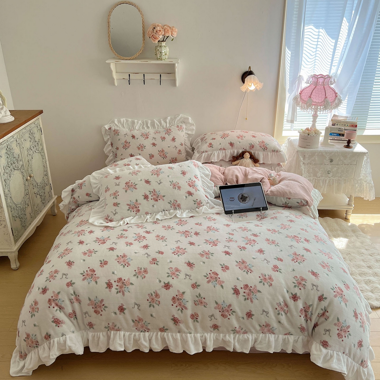 91家纺网 家纺一手货源 找家纺 六巷胡同 2025新款韩式博主风花边款小碎花A类牛奶绒四件套 花边云屿桃记