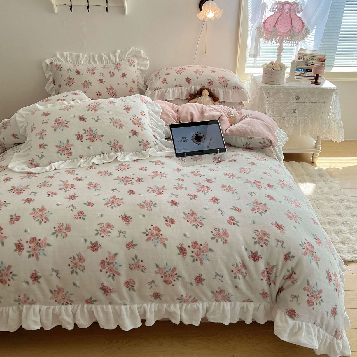 91家纺网 家纺一手货源 找家纺 六巷胡同 2025新款韩式博主风花边款小碎花A类牛奶绒四件套 花边云屿桃记